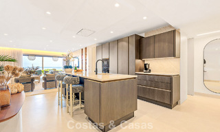Appartement modernisé et de haute qualité en bord de mer avec vue sur la mer, jardin et piscine privés, Marbella - Estepona 782648 