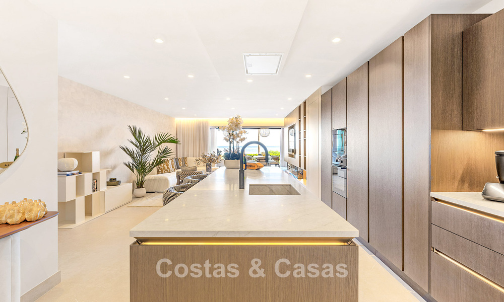 Appartement modernisé et de haute qualité en bord de mer avec vue sur la mer, jardin et piscine privés, Marbella - Estepona 782650