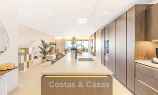 Appartement modernisé et de haute qualité en bord de mer avec vue sur la mer, jardin et piscine privés, Marbella - Estepona 782650 