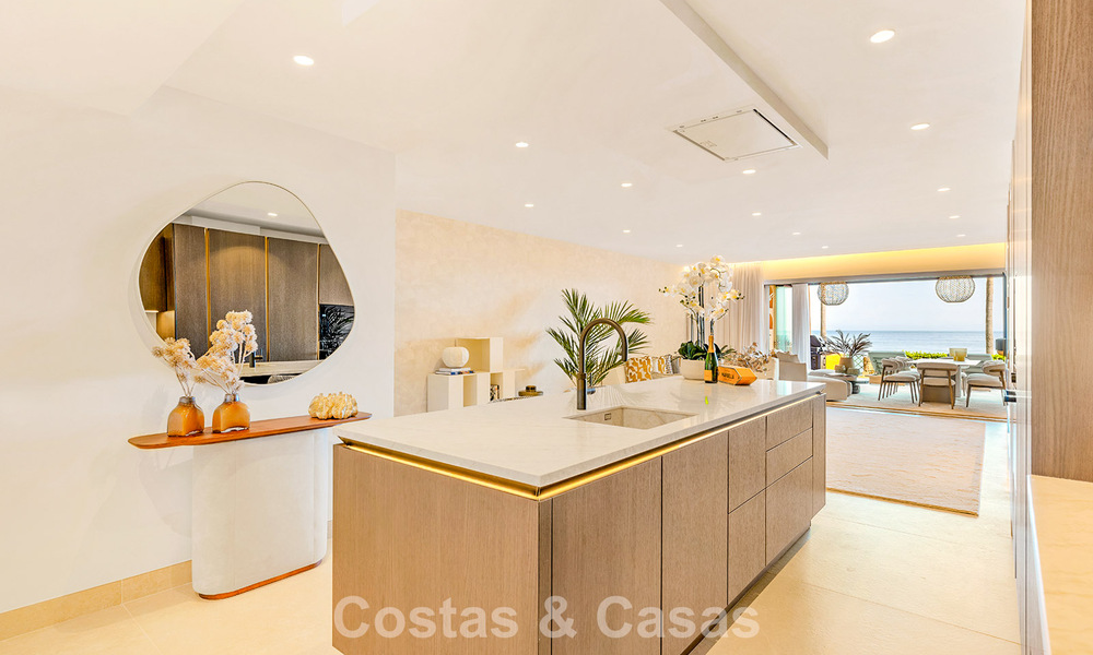 Appartement modernisé et de haute qualité en bord de mer avec vue sur la mer, jardin et piscine privés, Marbella - Estepona 782651