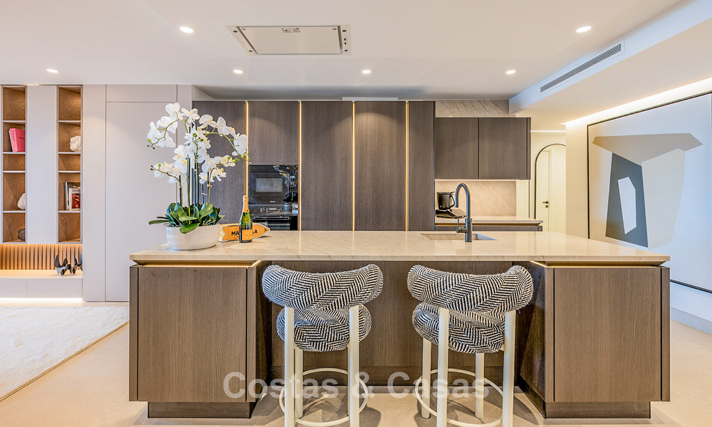 Appartement modernisé et de haute qualité en bord de mer avec vue sur la mer, jardin et piscine privés, Marbella - Estepona 782656