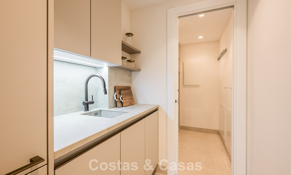 Appartement modernisé et de haute qualité en bord de mer avec vue sur la mer, jardin et piscine privés, Marbella - Estepona 782657