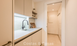 Appartement modernisé et de haute qualité en bord de mer avec vue sur la mer, jardin et piscine privés, Marbella - Estepona 782657 