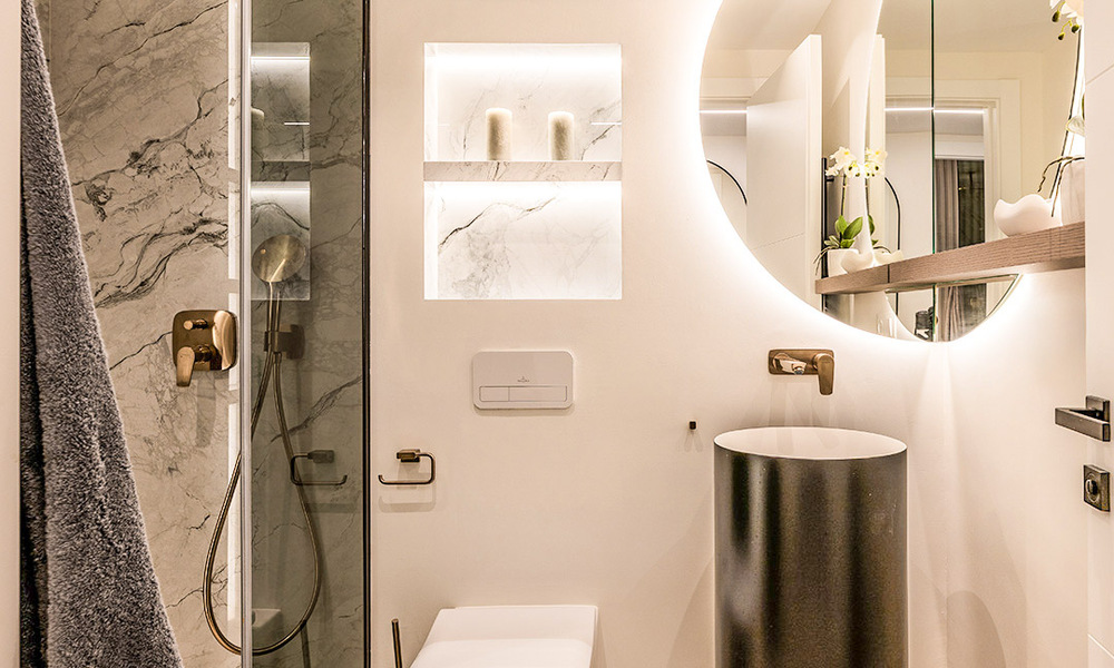 Appartement modernisé et de haute qualité en bord de mer avec vue sur la mer, jardin et piscine privés, Marbella - Estepona 782658