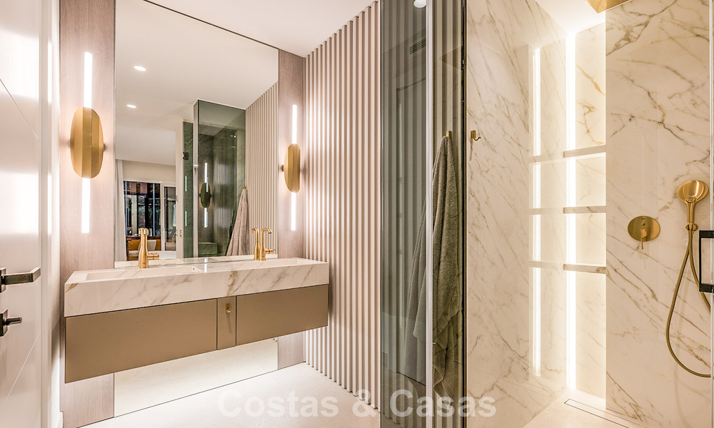 Appartement modernisé et de haute qualité en bord de mer avec vue sur la mer, jardin et piscine privés, Marbella - Estepona 782659