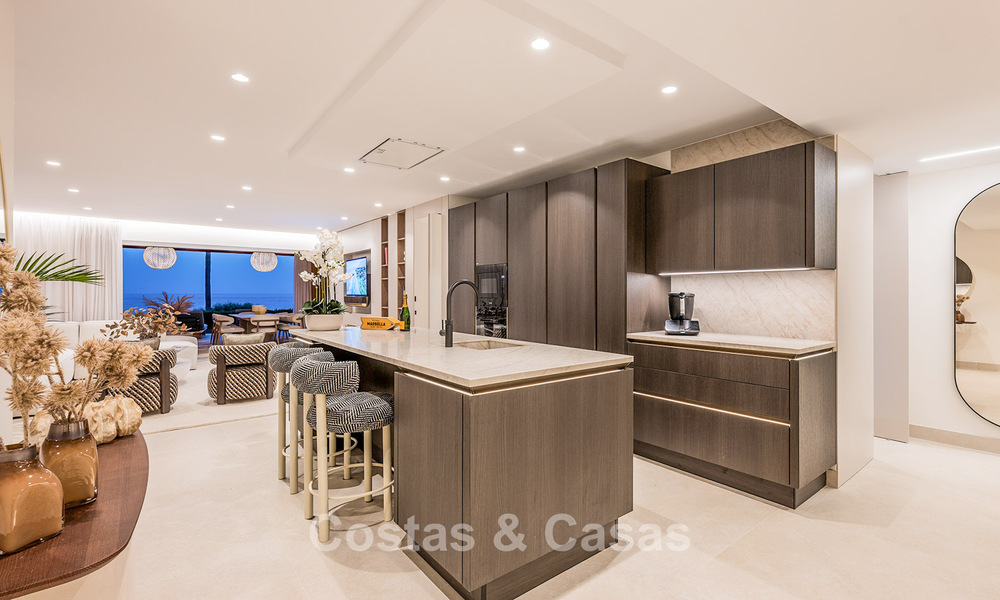 Appartement modernisé et de haute qualité en bord de mer avec vue sur la mer, jardin et piscine privés, Marbella - Estepona 782660