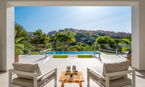 Villa de style méditerranéen moderne en première ligne de golf à vendre à Elviria, à l'est du centre de Marbella 783003