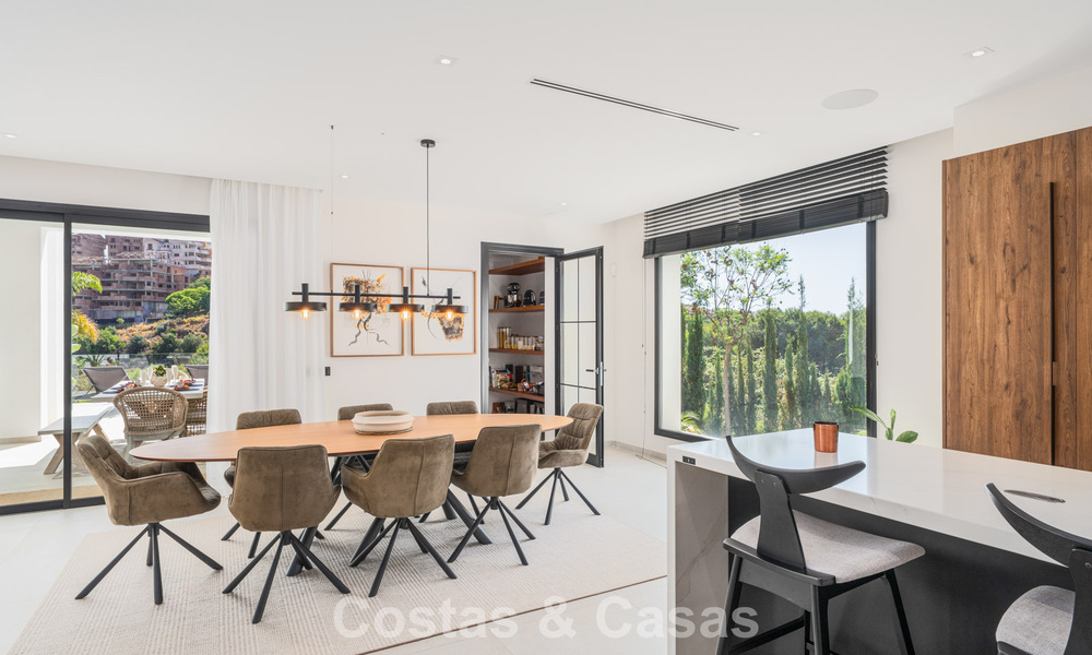 Villa de style méditerranéen moderne en première ligne de golf à vendre à Elviria, à l'est du centre de Marbella 783018