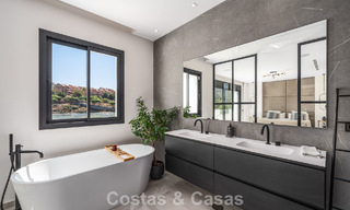Villa de style méditerranéen moderne en première ligne de golf à vendre à Elviria, à l'est du centre de Marbella 783025 