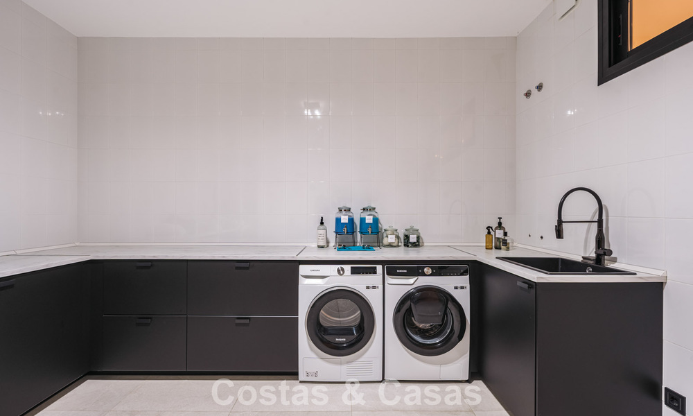 Villa de style méditerranéen moderne en première ligne de golf à vendre à Elviria, à l'est du centre de Marbella 783027