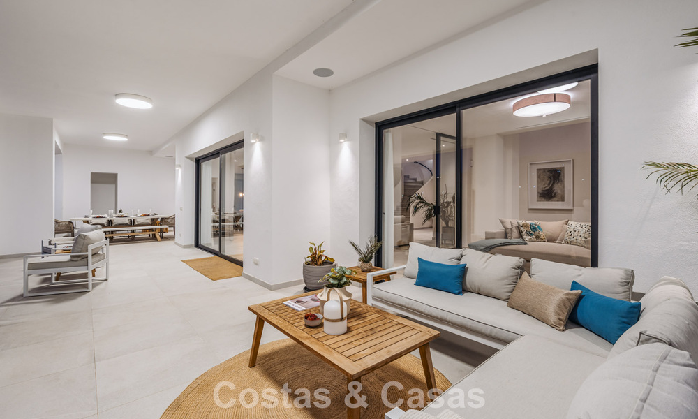 Villa de style méditerranéen moderne en première ligne de golf à vendre à Elviria, à l'est du centre de Marbella 783031