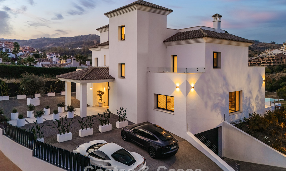 Villa de style méditerranéen moderne en première ligne de golf à vendre à Elviria, à l'est du centre de Marbella 783036
