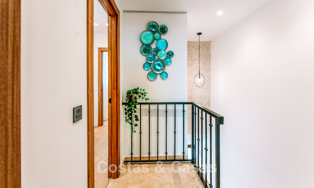 Spacieuse maison de ville de 3 chambres, prête à emménager, avec vue sur le golf et la mer, à vendre à Marbella - Benahavis 782978