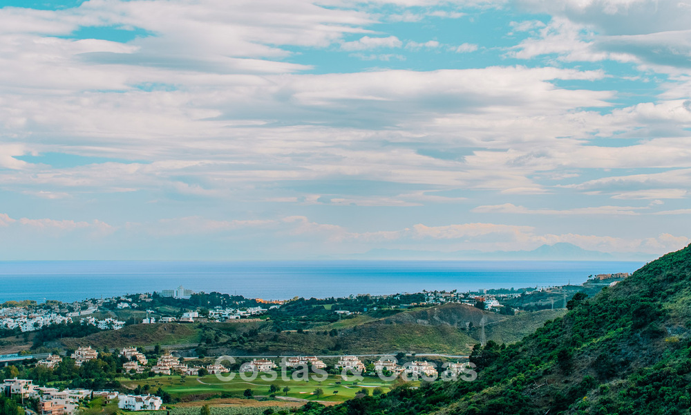 Spacieuse maison de ville de 3 chambres, prête à emménager, avec vue sur le golf et la mer, à vendre à Marbella - Benahavis 782996