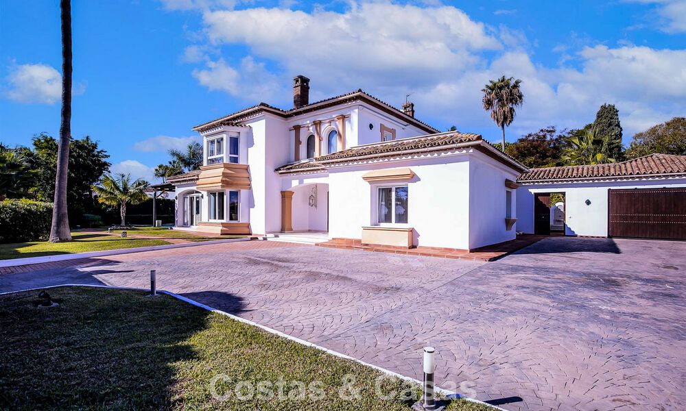 Villa de luxe de style méditerranéen à vendre à quelques pas de la plage et des commodités à Guadalmina Baja, Marbella 783083
