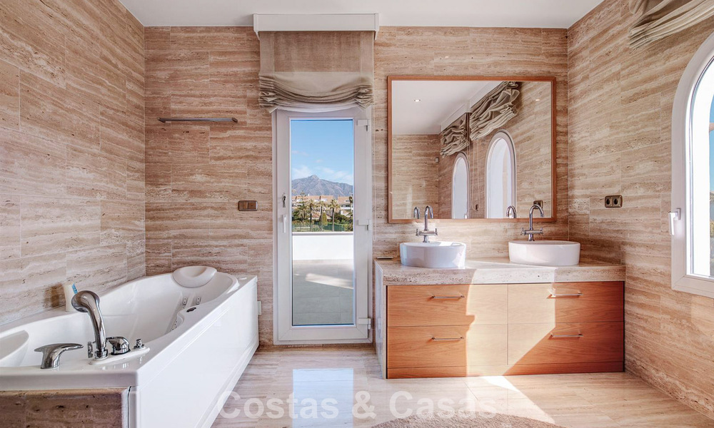 Villa de luxe de style méditerranéen à vendre à quelques pas de la plage et des commodités à Guadalmina Baja, Marbella 783093