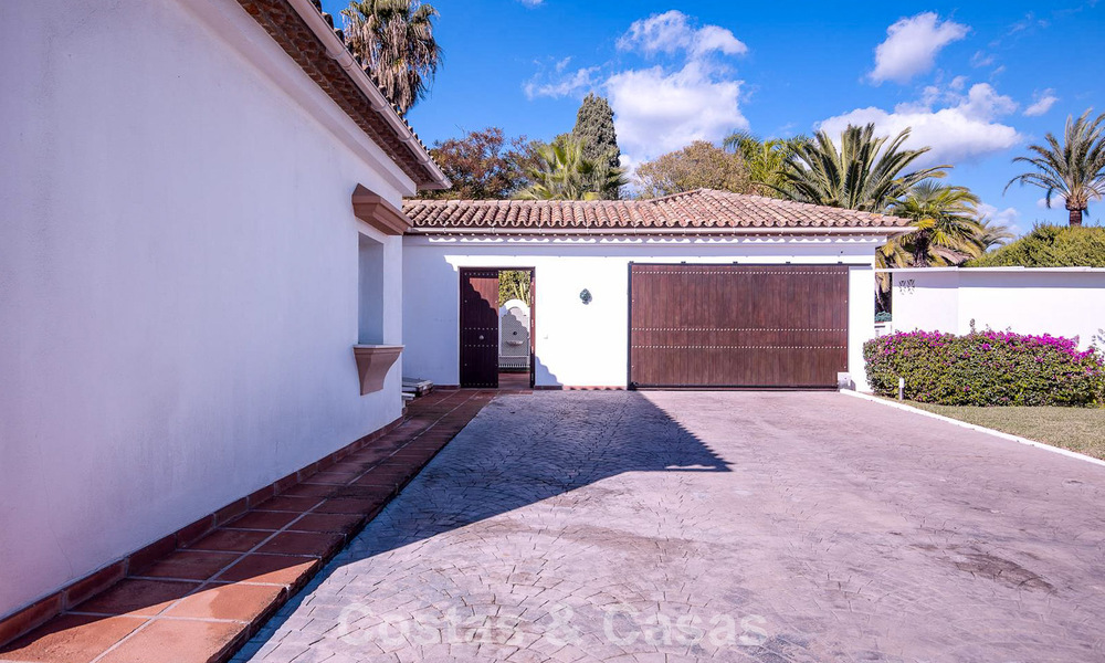 Villa de luxe de style méditerranéen à vendre à quelques pas de la plage et des commodités à Guadalmina Baja, Marbella 783096