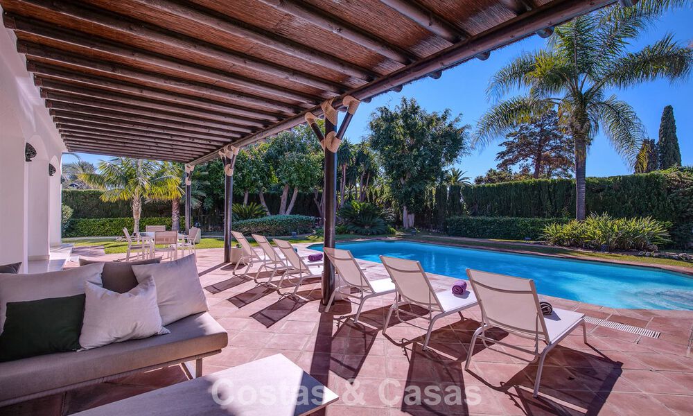 Villa de luxe de style méditerranéen à vendre à quelques pas de la plage et des commodités à Guadalmina Baja, Marbella 783101