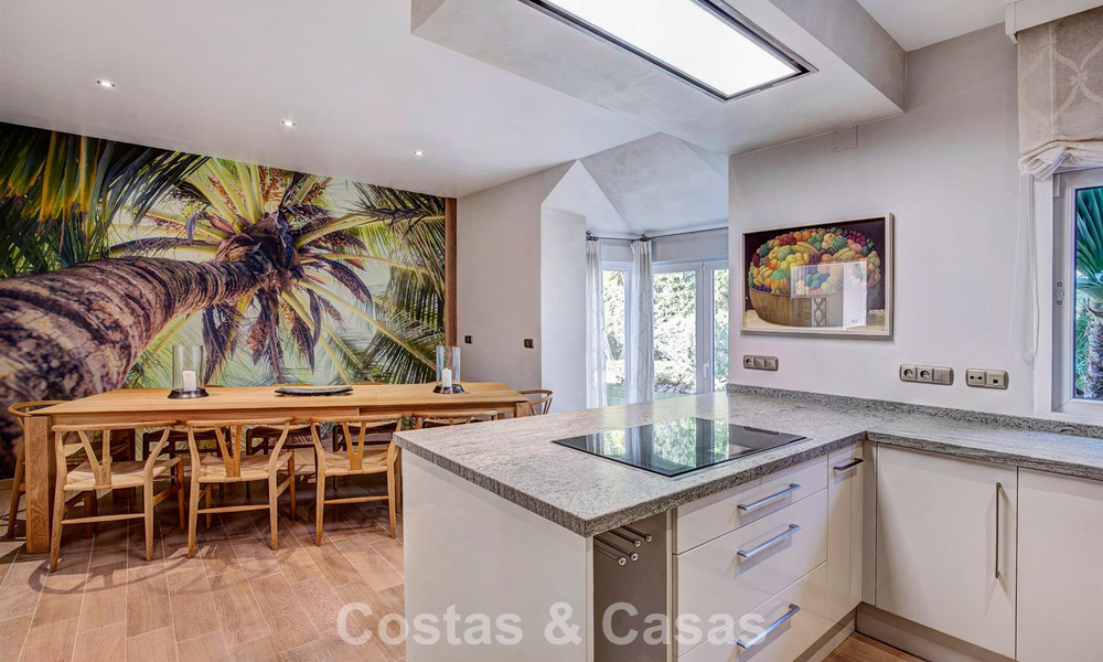 Villa de luxe de style méditerranéen à vendre à quelques pas de la plage et des commodités à Guadalmina Baja, Marbella 783108