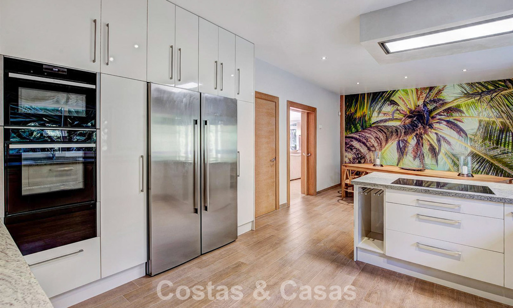 Villa de luxe de style méditerranéen à vendre à quelques pas de la plage et des commodités à Guadalmina Baja, Marbella 783109