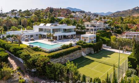 Villa de luxe sophistiquée à vendre avec court de tennis privé au cœur de Nueva Andalucia, Marbella 783594