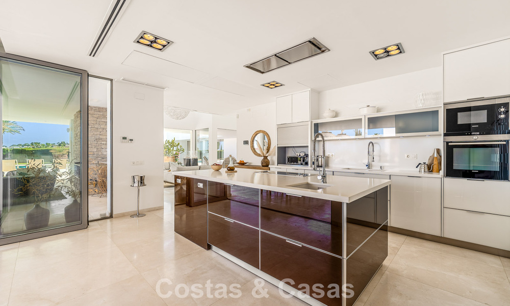 Villa de luxe sophistiquée à vendre avec court de tennis privé au cœur de Nueva Andalucia, Marbella 783621