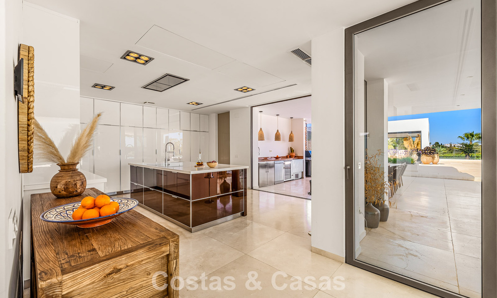 Villa de luxe sophistiquée à vendre avec court de tennis privé au cœur de Nueva Andalucia, Marbella 783622
