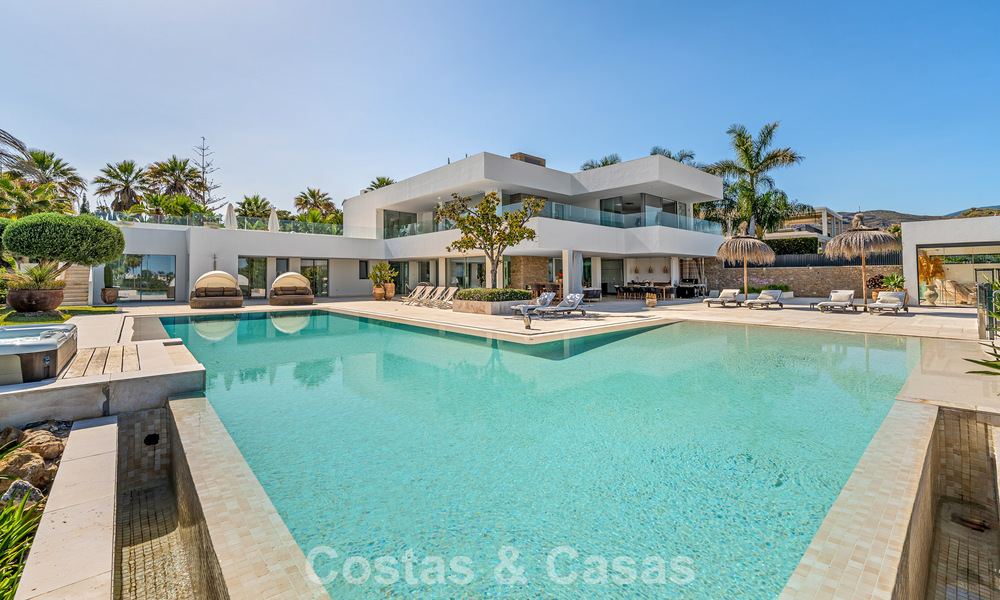 Villa de luxe sophistiquée à vendre avec court de tennis privé au cœur de Nueva Andalucia, Marbella 783628
