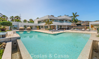 Villa de luxe sophistiquée à vendre avec court de tennis privé au cœur de Nueva Andalucia, Marbella 783628 