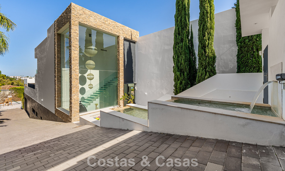 Villa de luxe sophistiquée à vendre avec court de tennis privé au cœur de Nueva Andalucia, Marbella 783636
