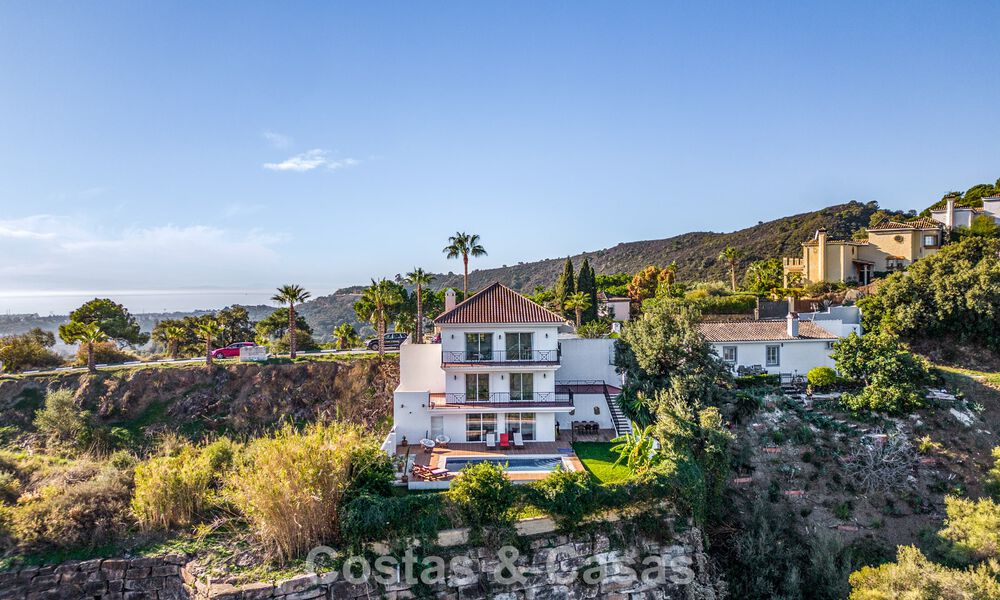 Spacieuse villa familiale avec piscine privée et vue panoramique, nichée dans les collines d'Estepona 783714