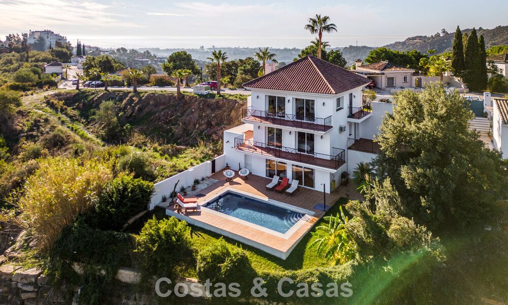 Spacieuse villa familiale avec piscine privée et vue panoramique, nichée dans les collines d'Estepona 783715