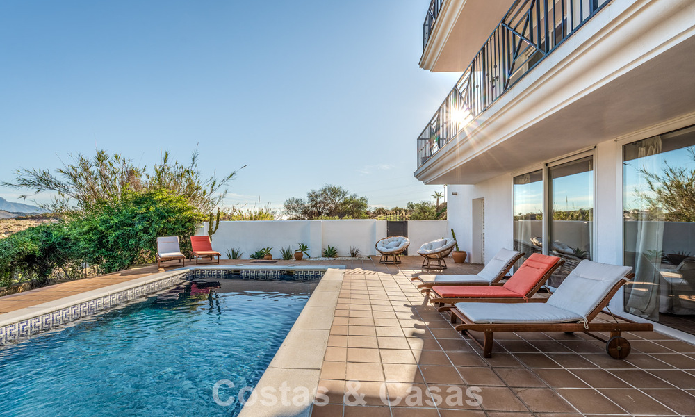 Spacieuse villa familiale avec piscine privée et vue panoramique, nichée dans les collines d'Estepona 783718