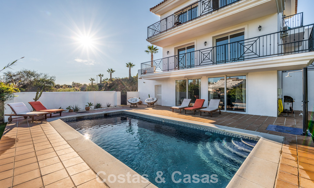 Spacieuse villa familiale avec piscine privée et vue panoramique, nichée dans les collines d'Estepona 783719
