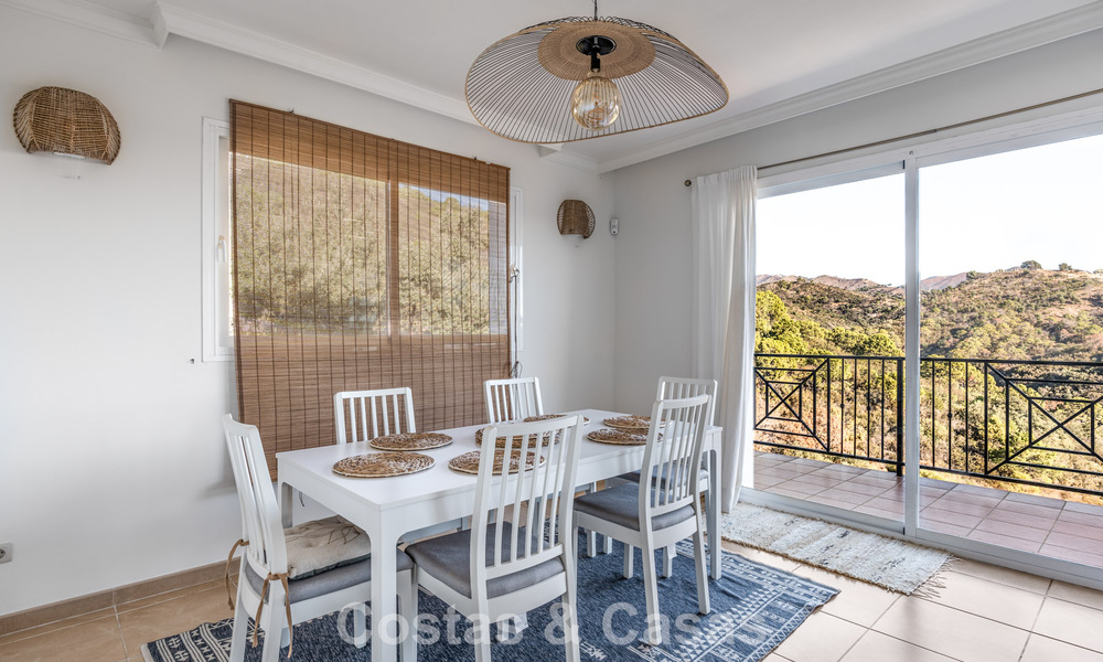 Spacieuse villa familiale avec piscine privée et vue panoramique, nichée dans les collines d'Estepona 783729