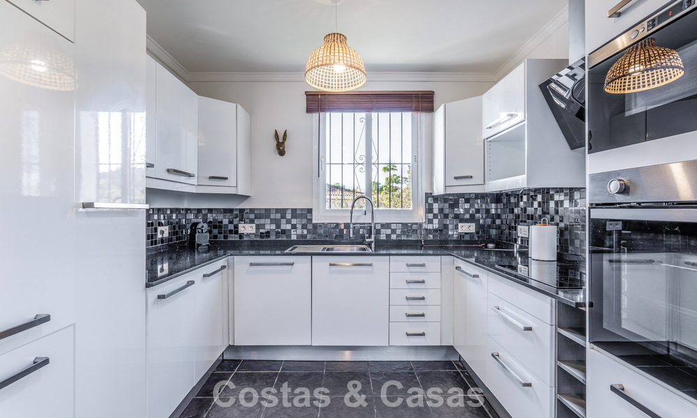 Spacieuse villa familiale avec piscine privée et vue panoramique, nichée dans les collines d'Estepona 783731