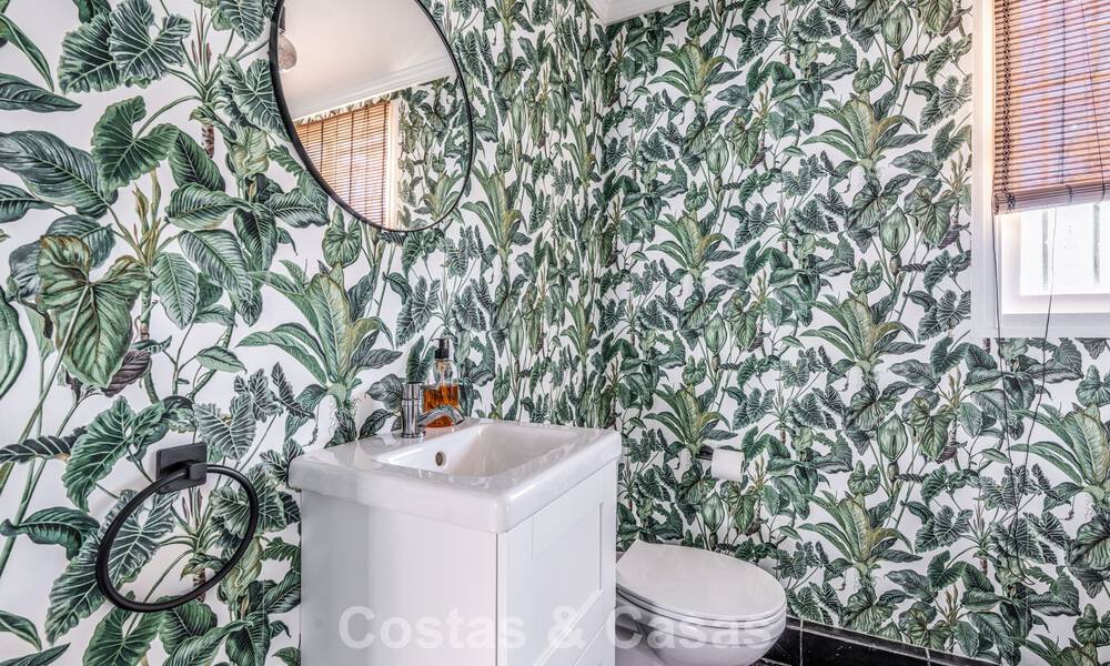 Spacieuse villa familiale avec piscine privée et vue panoramique, nichée dans les collines d'Estepona 783732