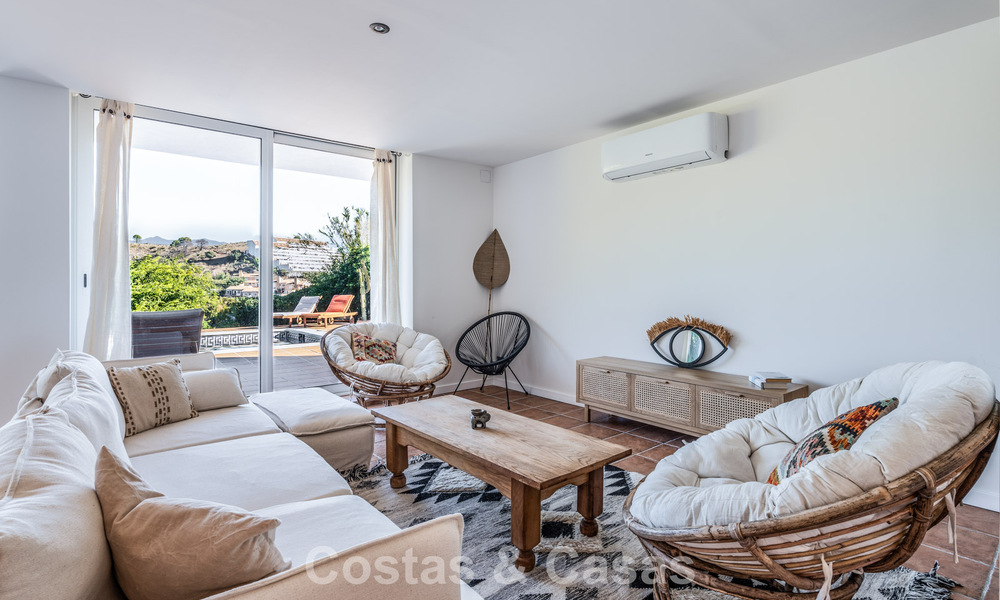 Spacieuse villa familiale avec piscine privée et vue panoramique, nichée dans les collines d'Estepona 783734