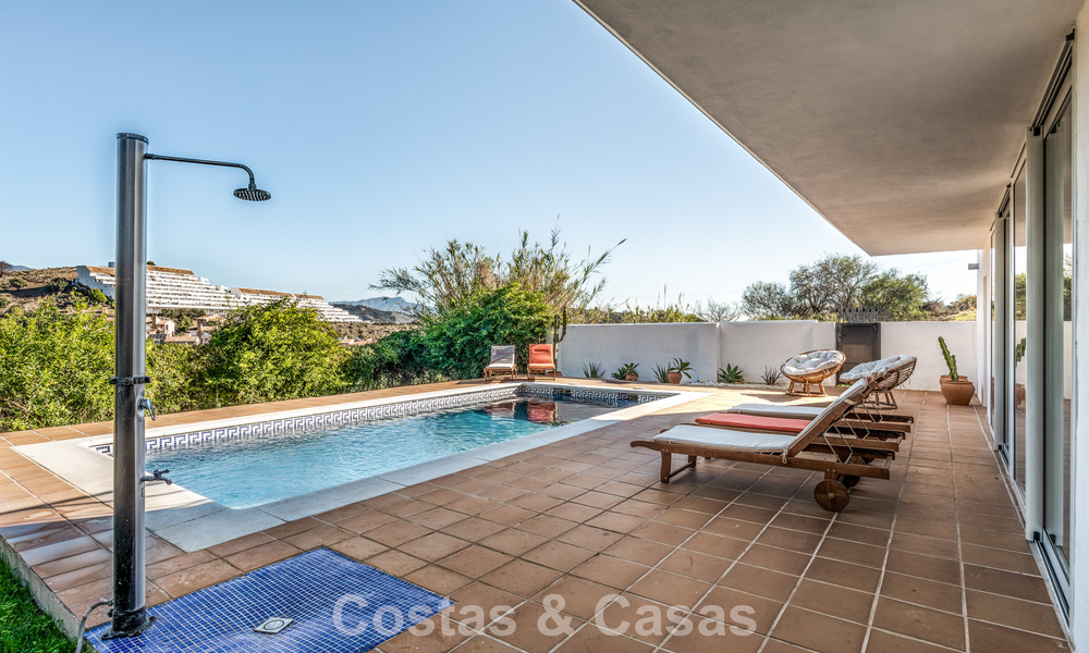 Spacieuse villa familiale avec piscine privée et vue panoramique, nichée dans les collines d'Estepona 783736