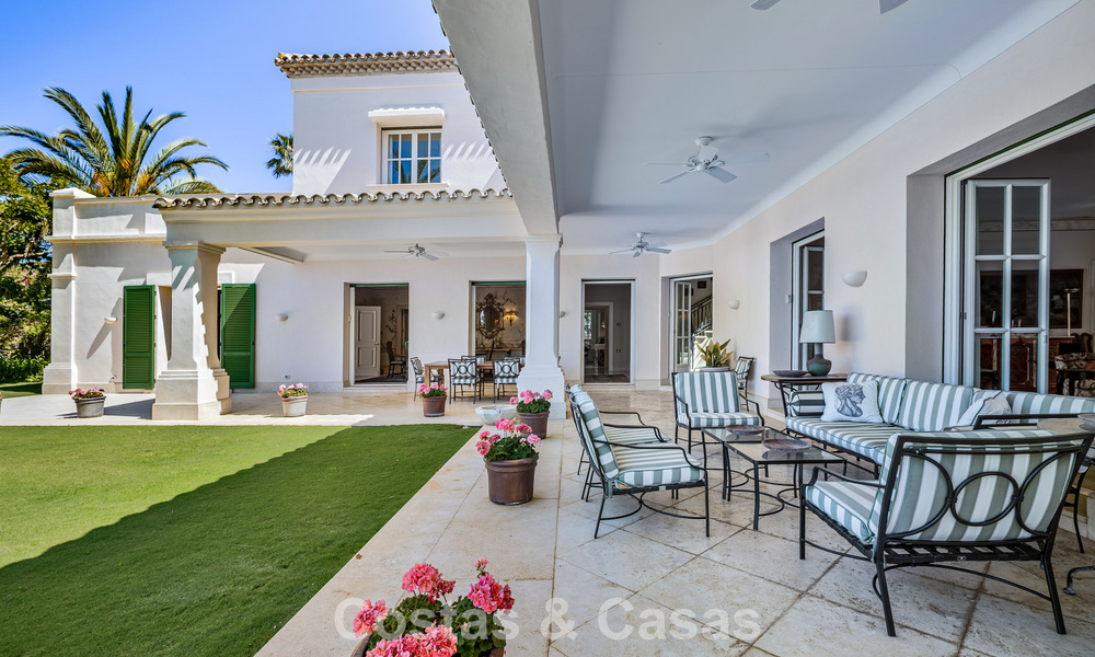 Villa de luxe méditerranéenne classique à vendre à quelques pas de la plage de Los Monteros, à l'est du centre de Marbella 783759
