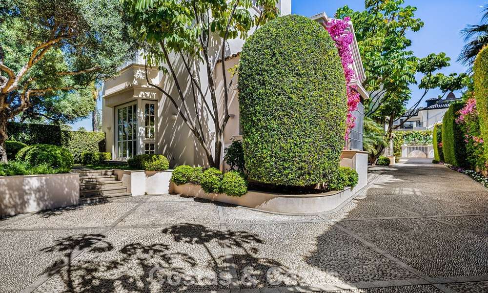 Villa de luxe méditerranéenne classique à vendre à quelques pas de la plage de Los Monteros, à l'est du centre de Marbella 783760