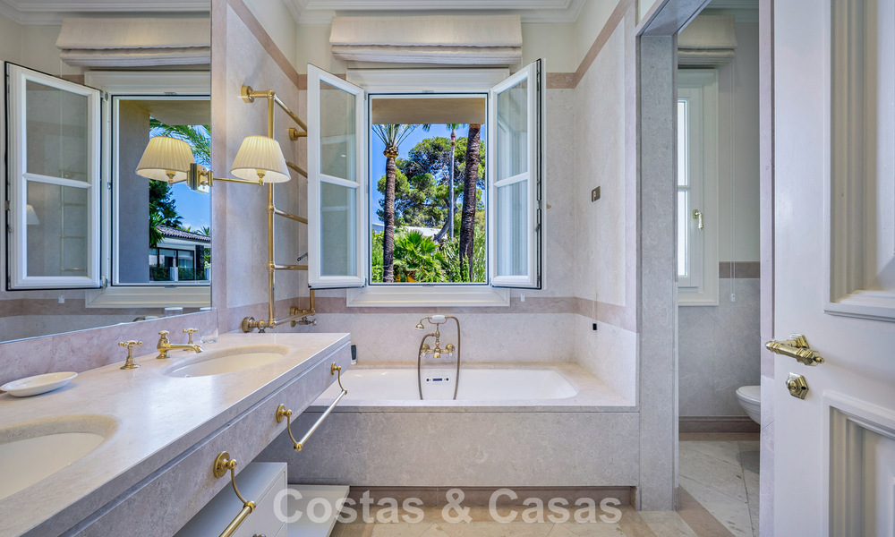 Villa de luxe méditerranéenne classique à vendre à quelques pas de la plage de Los Monteros, à l'est du centre de Marbella 783766