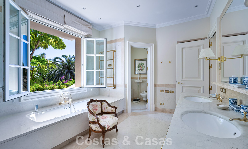 Villa de luxe méditerranéenne classique à vendre à quelques pas de la plage de Los Monteros, à l'est du centre de Marbella 783768