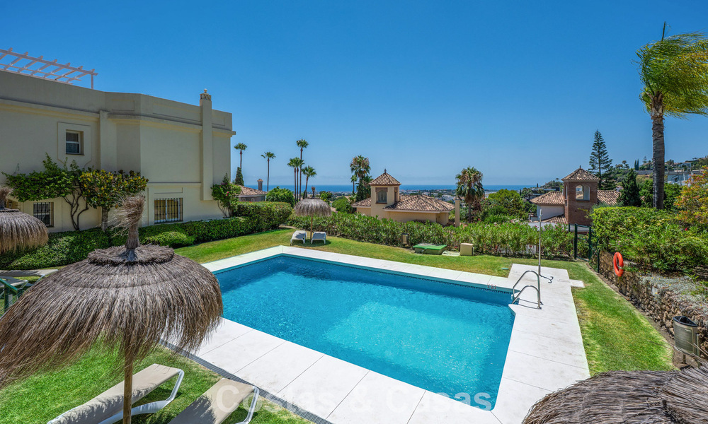 Maison de ville magnifiquement rénovée à vendre dans une résidence fermée à La Quinta, Marbella - Benahavis 783832