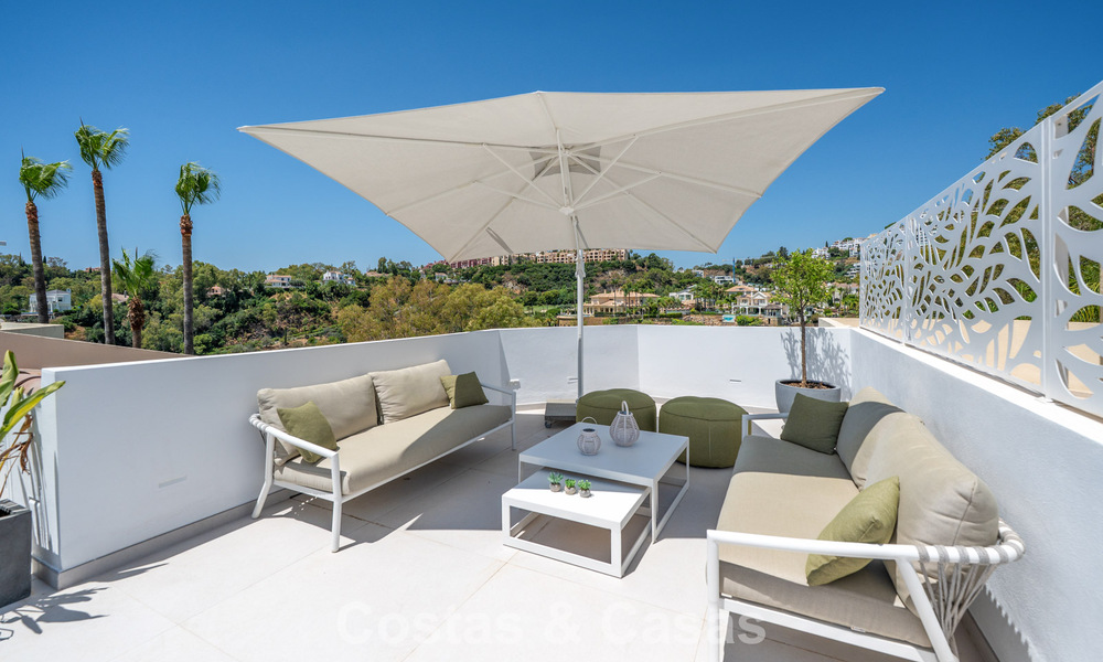 Maison de ville magnifiquement rénovée à vendre dans une résidence fermée à La Quinta, Marbella - Benahavis 783838