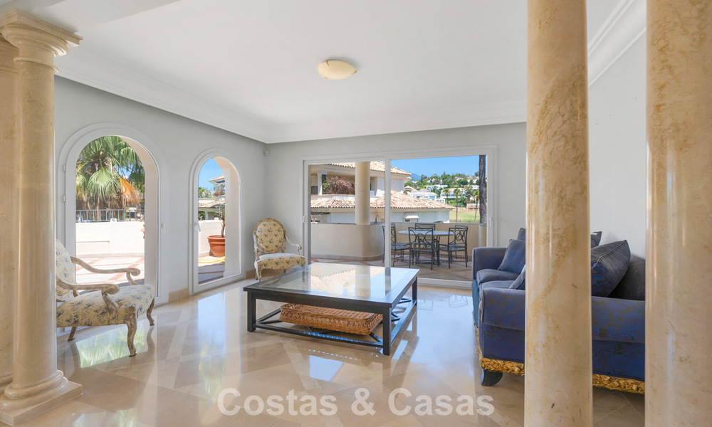 Superbe penthouse de luxe de 3 chambres à vendre dans un complexe de golf en première ligne à Nueva Andalucia, Marbella 783890