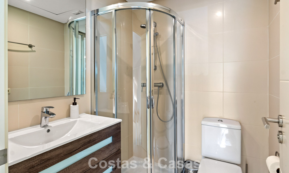 Appartement 2 chambres, prêt à emménager, à vendre dans un complexe exclusif près d'un grand lagon bleu sur la Costa del Sol 783968