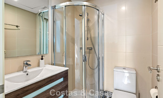 Appartement 2 chambres, prêt à emménager, à vendre dans un complexe exclusif près d'un grand lagon bleu sur la Costa del Sol 783968 