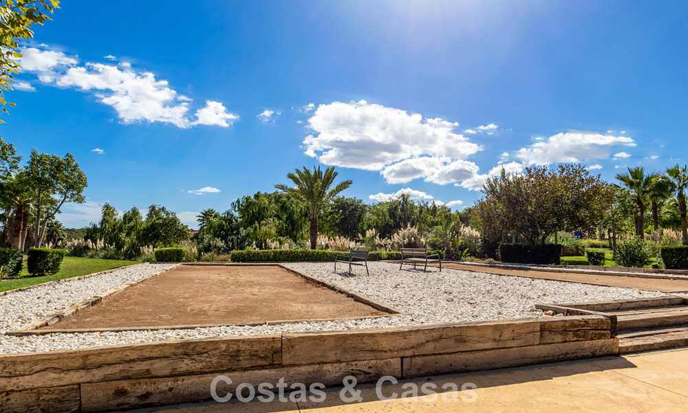 Appartement 2 chambres, prêt à emménager, à vendre dans un complexe exclusif près d'un grand lagon bleu sur la Costa del Sol 783975