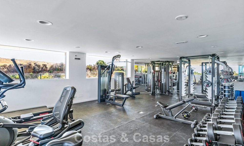 Appartement 2 chambres, prêt à emménager, à vendre dans un complexe exclusif près d'un grand lagon bleu sur la Costa del Sol 783981